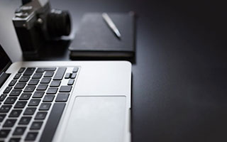 回顾本轮欧冠精彩瞬间时，卡拉格和理查兹切磋了“舞技”