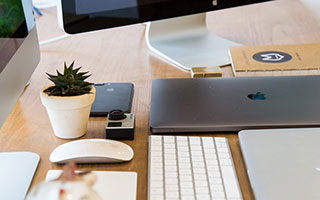 回顾本轮欧冠精彩瞬间时，卡拉格和理查兹切磋了“舞技”